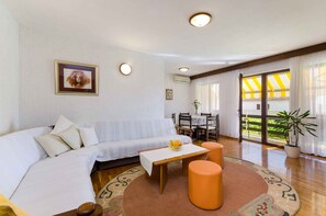 TV - Holiday apartment with garden and barbecue (Crikvenica)