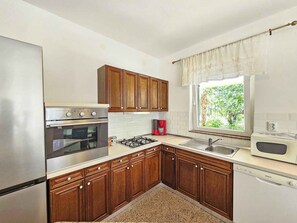 Frigorífico, horno, placa de cocina y cafetera o tetera