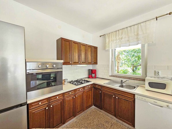 Fridge, oven, stovetop, coffee/tea maker