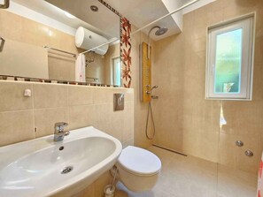 Shower - Holiday apartment with garden, air conditioning, Internet and satellite TV (Novi Vinodolski)