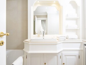 Unclassified image, 3 of 11, button