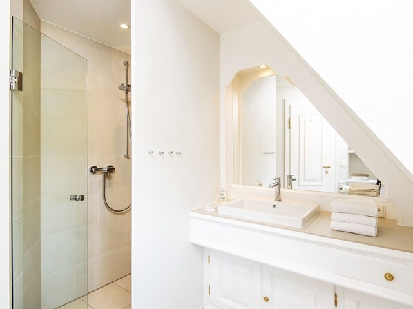 Unclassified image, 1 of 11, button