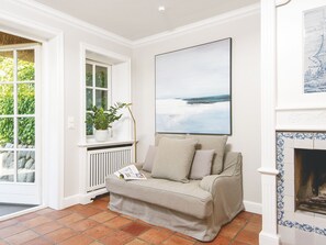 Unclassified image, 4 of 11, button