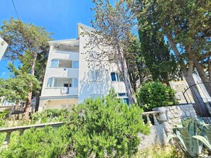 Exterior - Holiday apartment 50 m from the sea, for 2-4 people on the 2nd floor with 45 m², air, Tv (Novi Vinodolski)