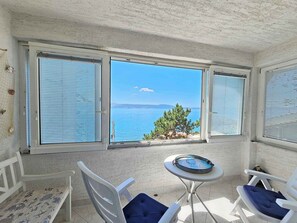 Interior - Holiday apartment 50 m from the sea, for 2-4 people on the 2nd floor with 45 m², air, Tv (Novi Vinodolski)