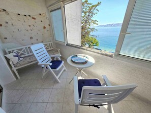 Property grounds - Holiday apartment 50 m from the sea, for 2-4 people on the 2nd floor with 45 m², air, Tv (Novi Vinodolski)