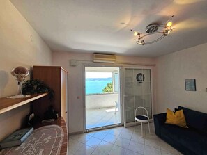 TV - Holiday apartment 50 m from the sea, for 2-4 people on the 2nd floor with 45 m², air, Tv (Novi Vinodolski)