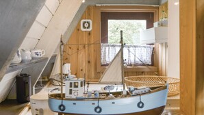 A model ship in a wooden cabin with a window, a small table, and a basket. - 3 bedroom lovely home in Knebel (Knebel)