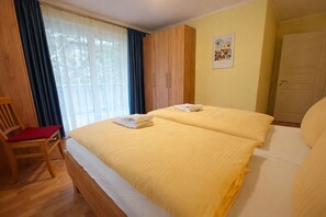 2 bedrooms, travel cot, WiFi, bed sheets