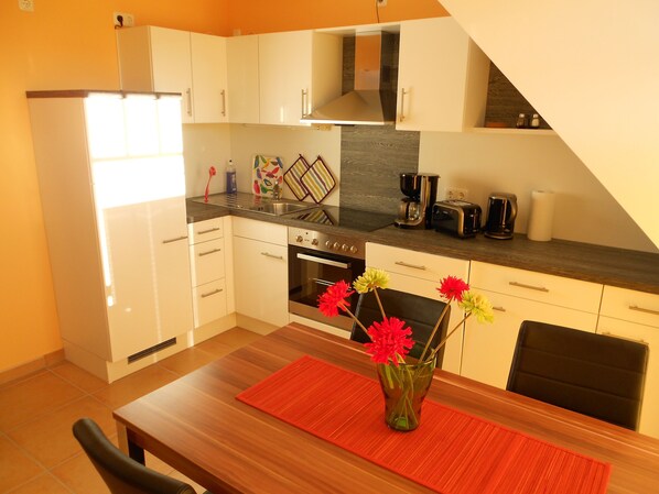 Kühlschrank, Mikrowelle, Ofen, Geschirrspüler