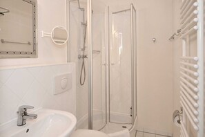 Een douche, een haardroger, handdoeken, zeep