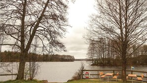 A lakeside park with benches and a lifebuoy on the railing. - 2 bedroom amazing home in Markaryd (Markaryd)