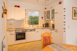 Fridge, microwave, oven, dishwasher - Vacation home Alexander, incl. WLAN, 2 terraces & barbecue - semi-detached house (Trassenheide)