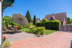 Outdoor dining - Vacation home Alexander, incl. WLAN, 2 terraces & barbecue - semi-detached house (Trassenheide)