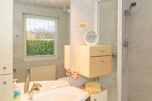 Dusche, Haartrockner, Handtücher, Seife