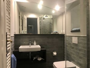 Secadora de cabello, toallas, jabón, papel de baño