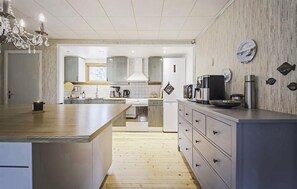 Wasserkocher mit Kaffee-/Teezubehör, Kühlschrank, Mikrowelle, Herdplatte