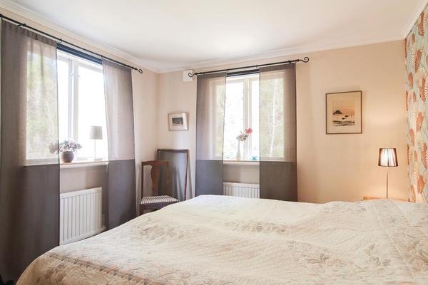 2 bedrooms, travel crib, WiFi (surcharge)