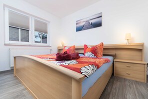 2 bedrooms, travel cot, WiFi, bed sheets