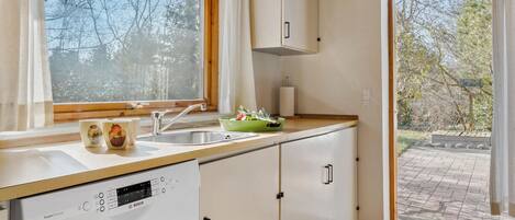 Fridge, stovetop, dishwasher, coffee/tea maker