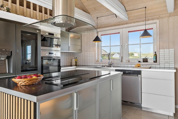 Een koelkast, een kookplaat, een vaatwasser