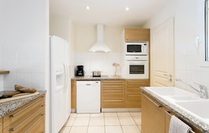 Réfrigérateur, lave-vaisselle, cafetiÚre/bouilloire