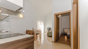 Une cuisine moderne avec un plan de travail en bois et un coin repas comprenant des chaises et une table.