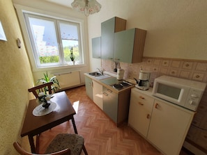 Kühlschrank, Mikrowelle, Ofen, Wasserkocher mit Kaffee-/Teezubehör