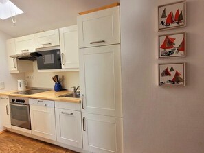 Kjøleskap, mikrobølgeovn, ovn og oppvaskmaskin