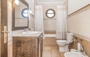 Combined shower/bathtub