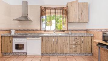 Réfrigérateur, plaque de cuisson, lave-vaisselle, cafetière/bouilloire