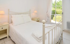 3 bedrooms, travel cot, free WiFi, bed sheets