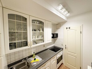 Een koelkast, een magnetron, een oven, een koffiezetapparaat/waterkoker