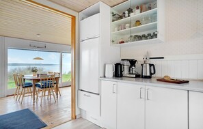 Kühlschrank, Herdplatte, Wasserkocher mit Kaffee-/Teezubehör