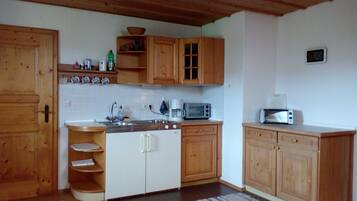 Réfrigérateur, micro-ondes, chaise haute