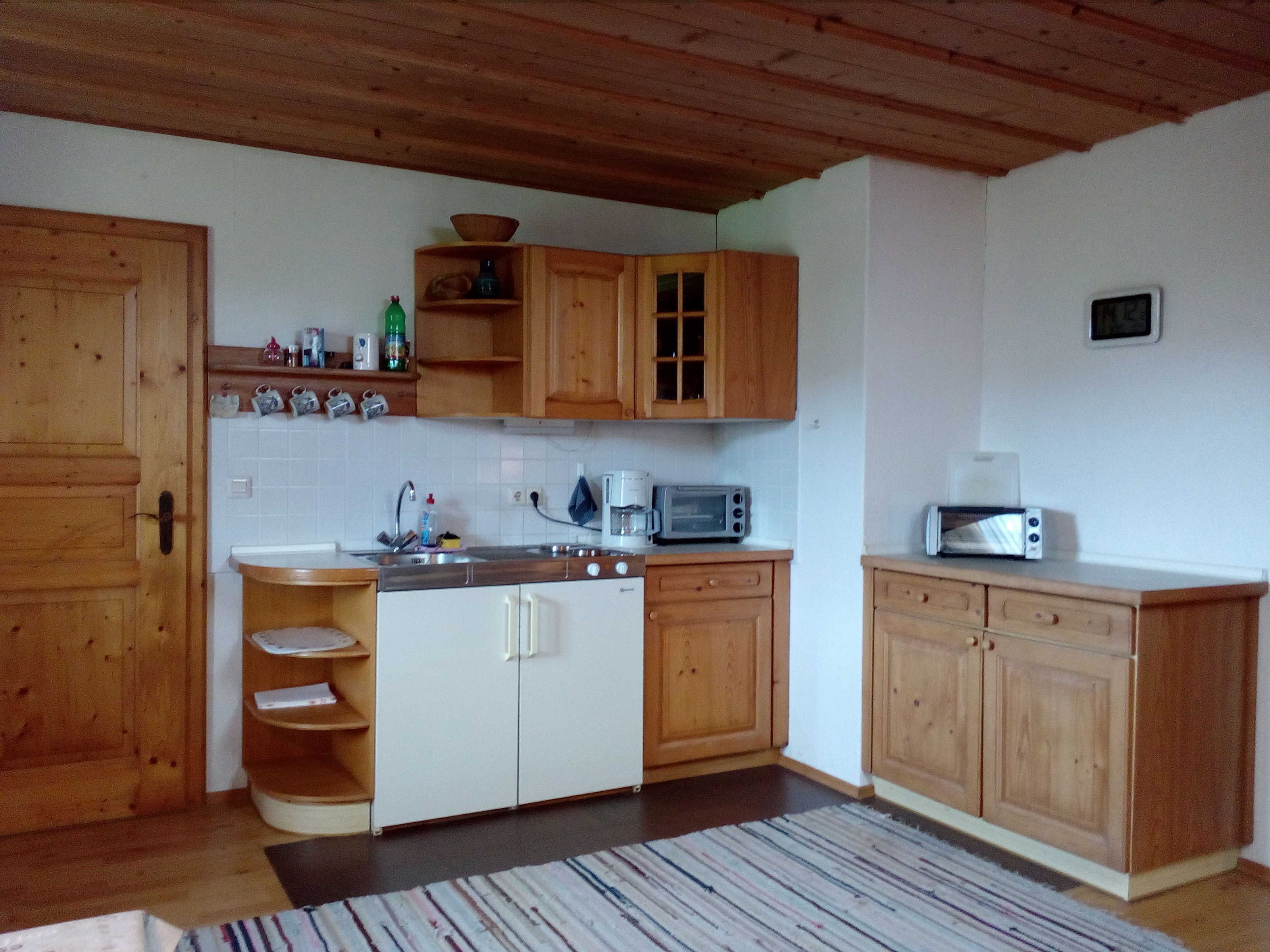 Réfrigérateur, micro-ondes, chaise haute