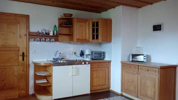 Réfrigérateur, micro-ondes, chaise haute