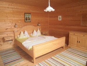 1 habitación, cuna de viaje y ropa de cama 