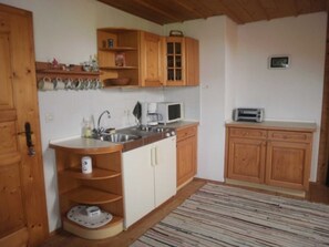 Refrigerador, microondas y periquera