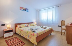 5 makuuhuonetta, tallelokero huoneessa, ilmainen Wi-Fi, vuodevaatteet