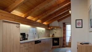 Una cucina moderna con mobili in legno, un lavello in acciaio inossidabile e una macchina per il caffè.