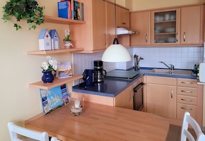 Køleskab, mikrobølgeovn, ovn, kaffe-/temaskine