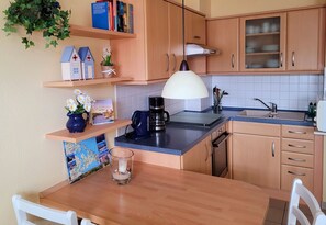 Kühlschrank, Mikrowelle, Ofen, Wasserkocher mit Kaffee-/Teezubehör