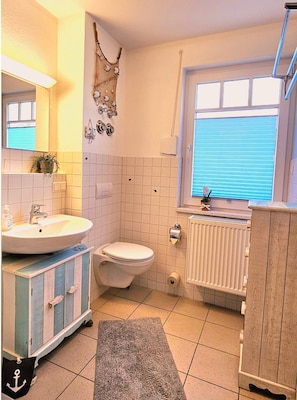 Haartrockner, Handtücher, Seife, Toilettenpapier