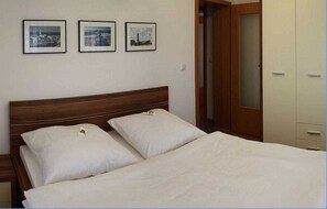 1 Schlafzimmer, Reisekinderbett, Bettwäsche