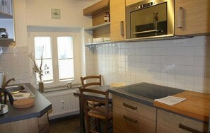 Kühlschrank, Mikrowelle, Geschirrspüler, Hochstuhl