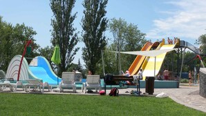 Un parque acuático con toboganes y sillas de descanso.