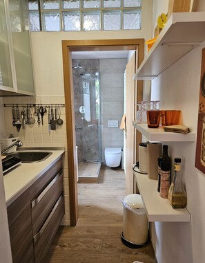 Chuveiro, toalhas de banho