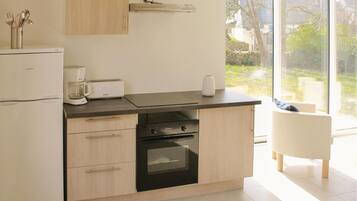 Coffee/tea maker, fridge, microwave, stovetop