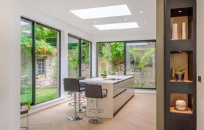 Réfrigérateur, plaque de cuisson, lave-vaisselle, cafetiÚre/bouilloire